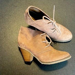 Dolce by mojo moxy tan Suede booties with 2 1/2 heel!